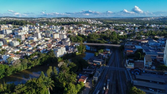 Cidade mineira reúne vínculos com sete eleitos e busca transformar projeção política em negócios